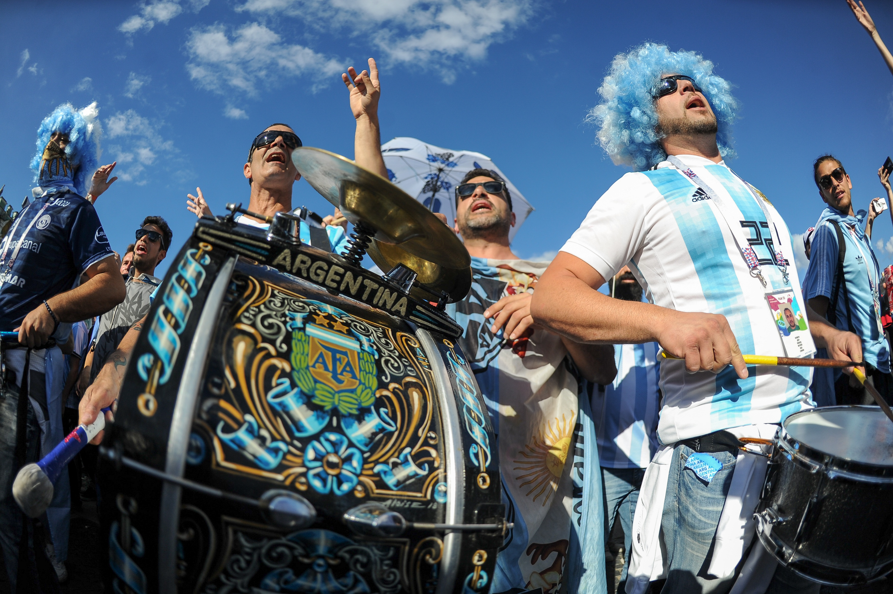 San Petersburgo, Rusia, 250618: Mas de 1000 hinchas coparon una plaza y marcharon al hotel de la seleccion. Foto: Maximiliano Luna/Enviado especial/Telam