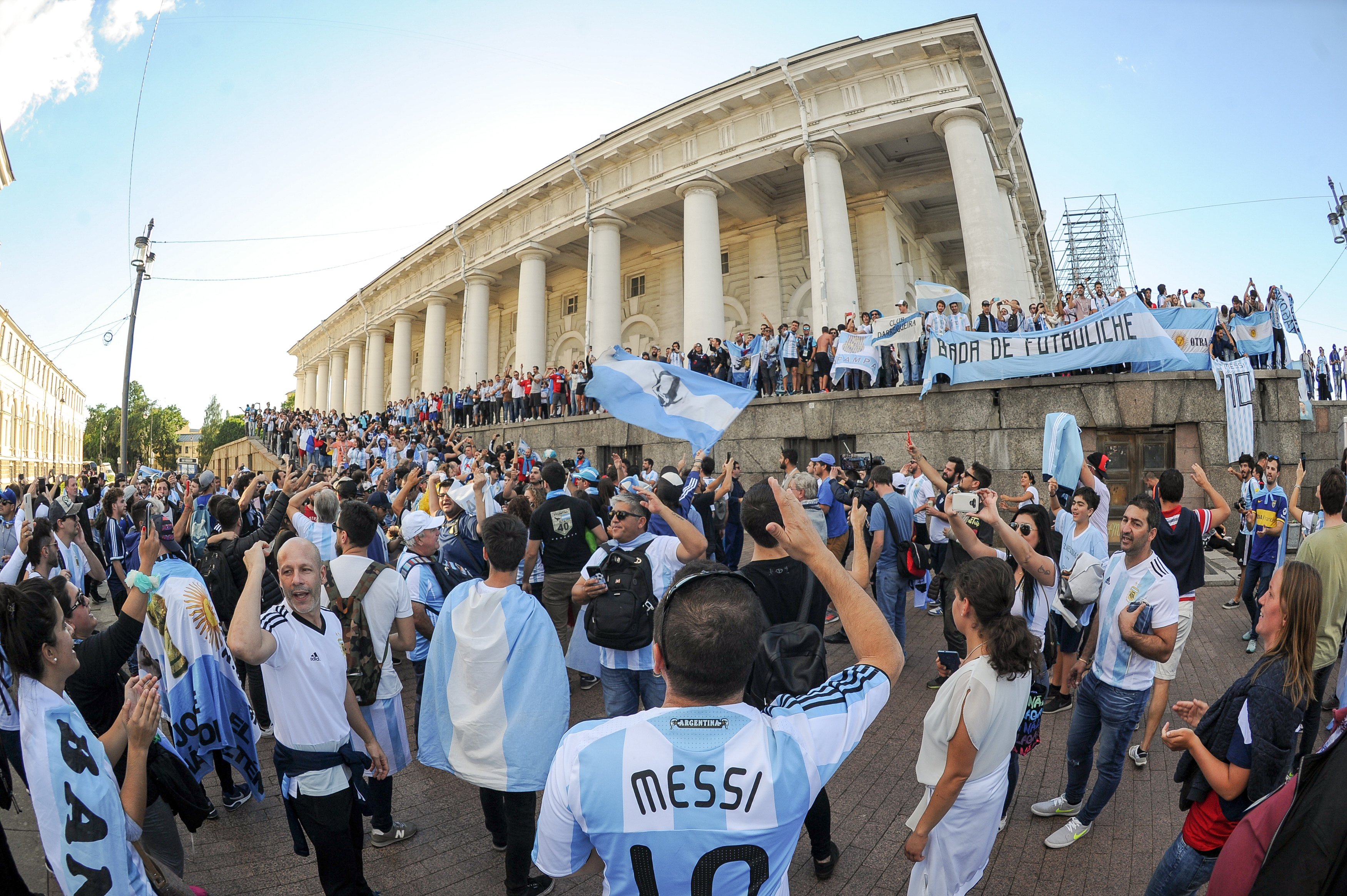 San Petersburgo, Rusia, 250618: Mas de 1000 hinchas coparon una plaza y marcharon al hotel de la seleccion. Foto: Maximiliano Luna/Enviado especial/Telam