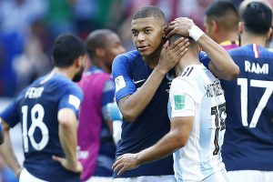 zzzzinte1France's forward Kylian Mbappe hugs Argentina's forward Sergio Aguero at the end of the Russia 2018 World Cup round of 16 football match between France and Argentina at the Kazan Arena in Kazan on June 30, 2018. / AFP PHOTO / BENJAMIN CREMEL / RESTRICTED TO EDITORIAL USE - NO MOBILE PUSH ALERTS/DOWNLOADSzzzz