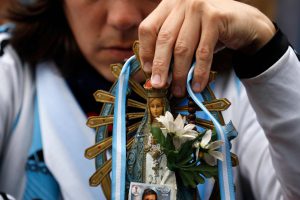 zzzzinte1Fans of Argentina react while watching the FIFA World Cup Russia 2018 match between Argentina and France on a giant screen at San Martin square in Buenos Aires on June 30, 2018.  / AFP PHOTO / Emiliano Lasalviazzzz