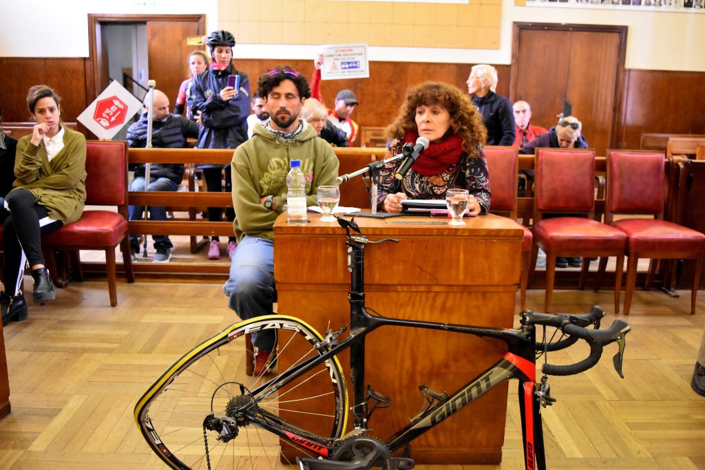 Cristian y Mirta González -hijo y hermana del ciclista atropellado en mayo- llevaron al recinto los restos de la bicicleta tras el accidente. 