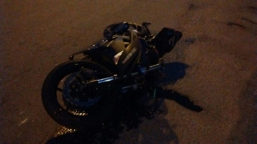 La motocicleta quedó destrozada sobre el pavimento.