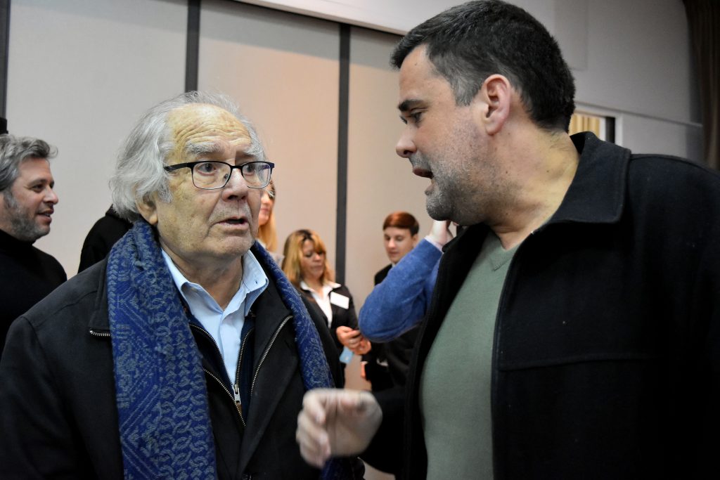Adolfo Pérez Esquivel, que expuso en el primer panel del domingo, dialoga con Daniel Menéndez, referente de Barrios de Pie. 