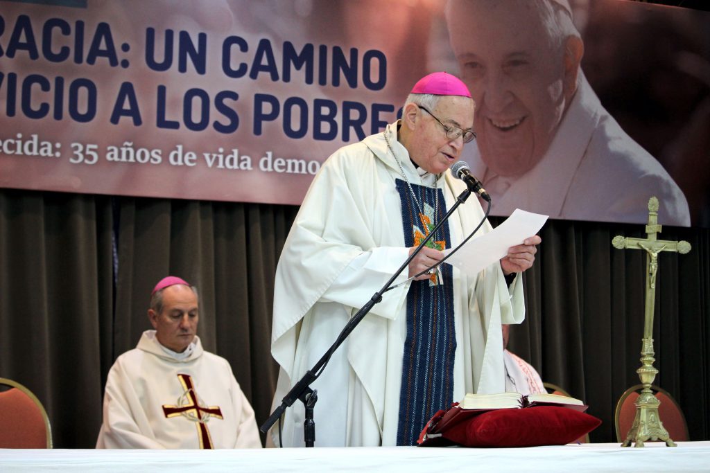 Rubén Frassia, obispo de Avellaneda y Lanús, leyó el mensaje final apenas inició la misa de cierre. 