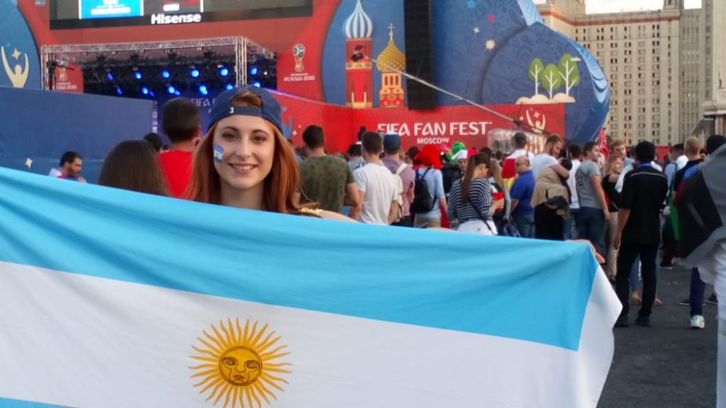 Anastasia no sólo tiene puesta la camiseta de Mar del Plata sino la de toda Argentina y se la pasa ayudando compatriotas en el Mundial. Ayer solucionó una situación complicada de salud de un aficionado.