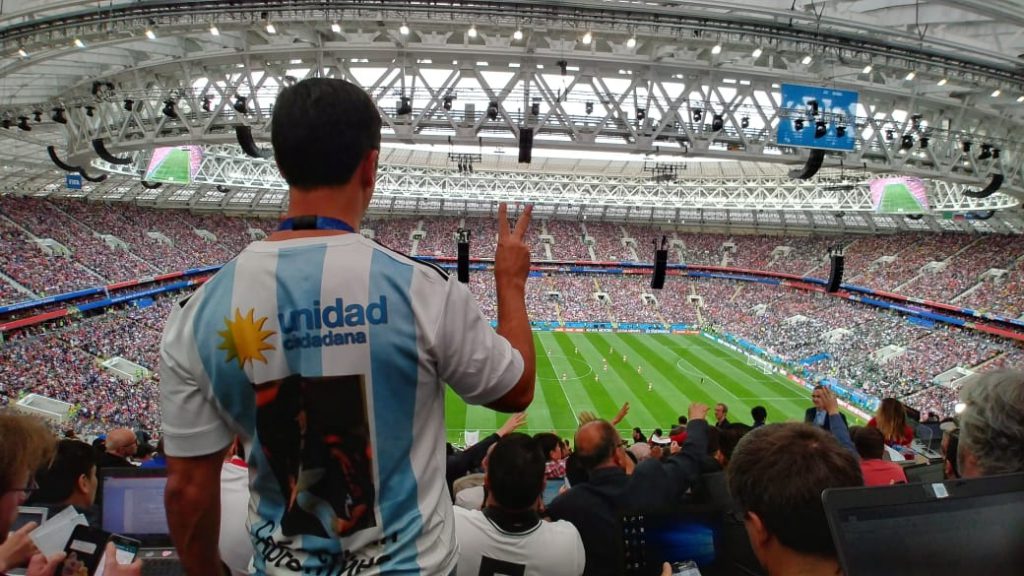 La camiseta de Argentina, la inscripción de Unidad Ciudadana y el rostro de Cristina, viajan por todo el Mundial a través de Sebastián, de Dolores. 
