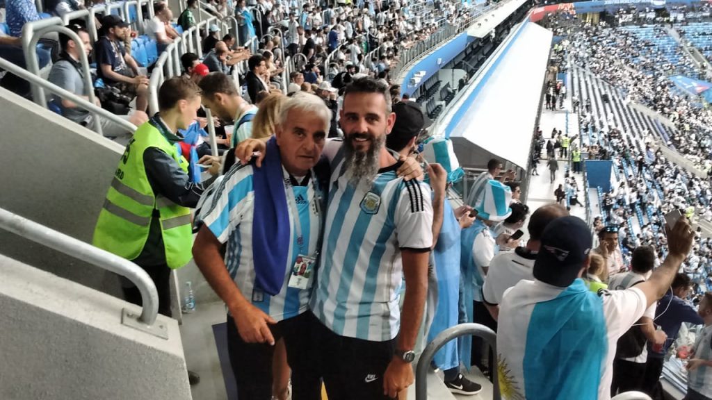 Alberto y Martín Scornaienchi, padre e hijo, celebraron el agónico gol de Rojo en el estadio Krestovski. Un momento que guardarán para siempre.