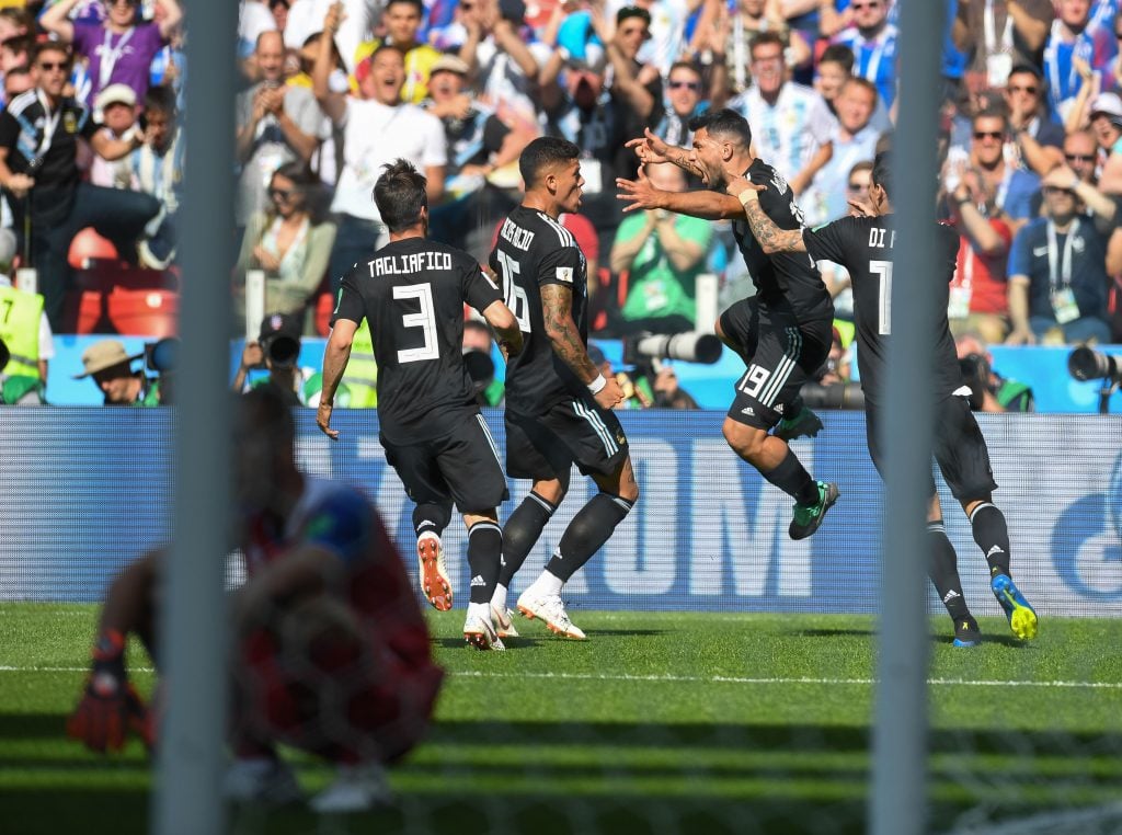 Agüero festeja su gol.