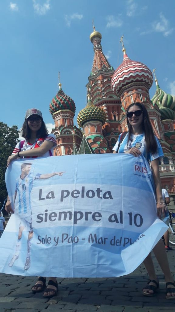 Soledad y Paola, las gemelas marplatenses que cumplieron el sueño de estar junto a Messi en el Mundial. Hoy lo verán en la cancha en Nizhny. 