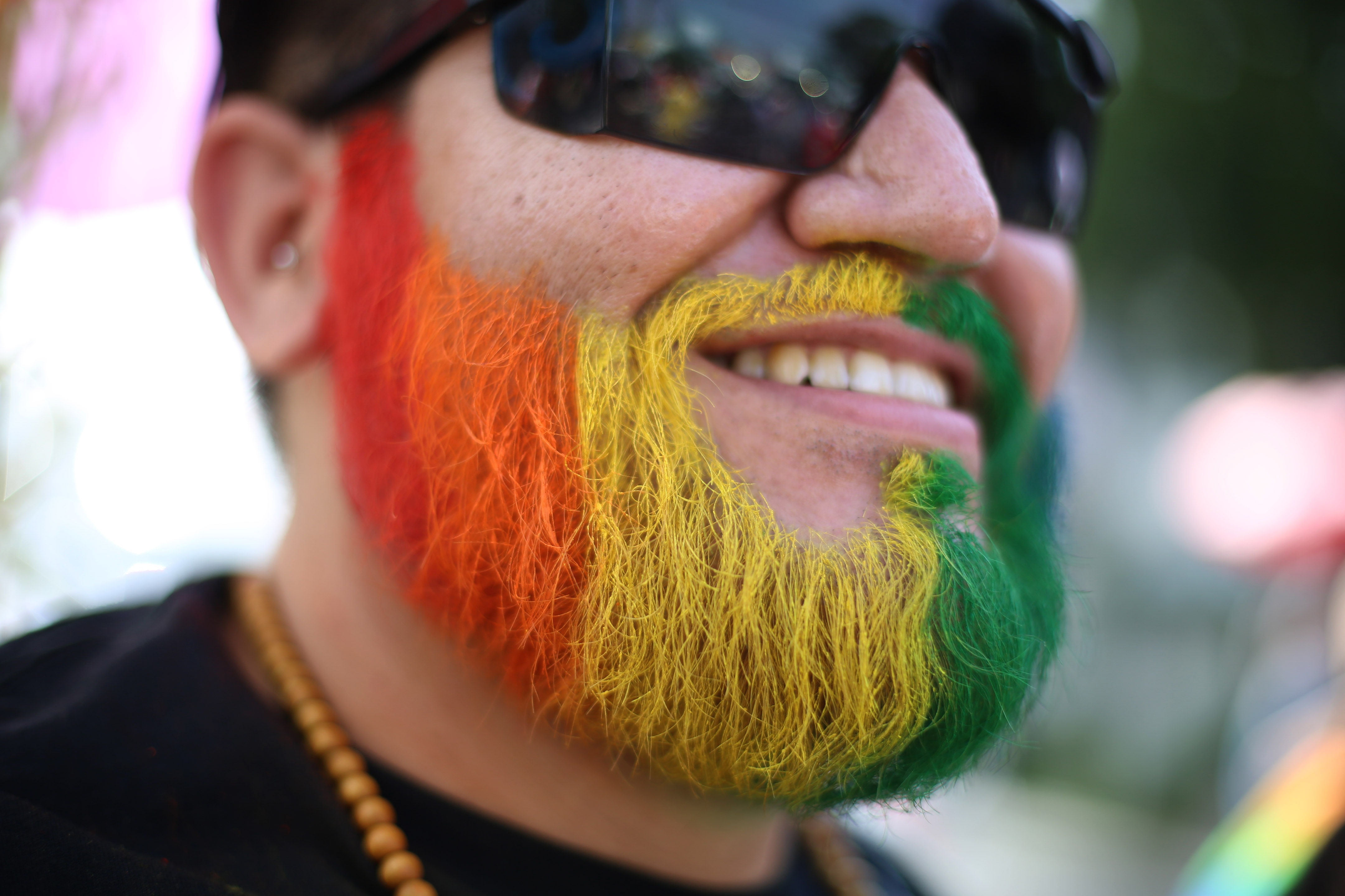 Una persona participa en una marcha conmemorativa del Día internacional del Orgullo LGTBI. Foto: EFE | Miguel Lemus.