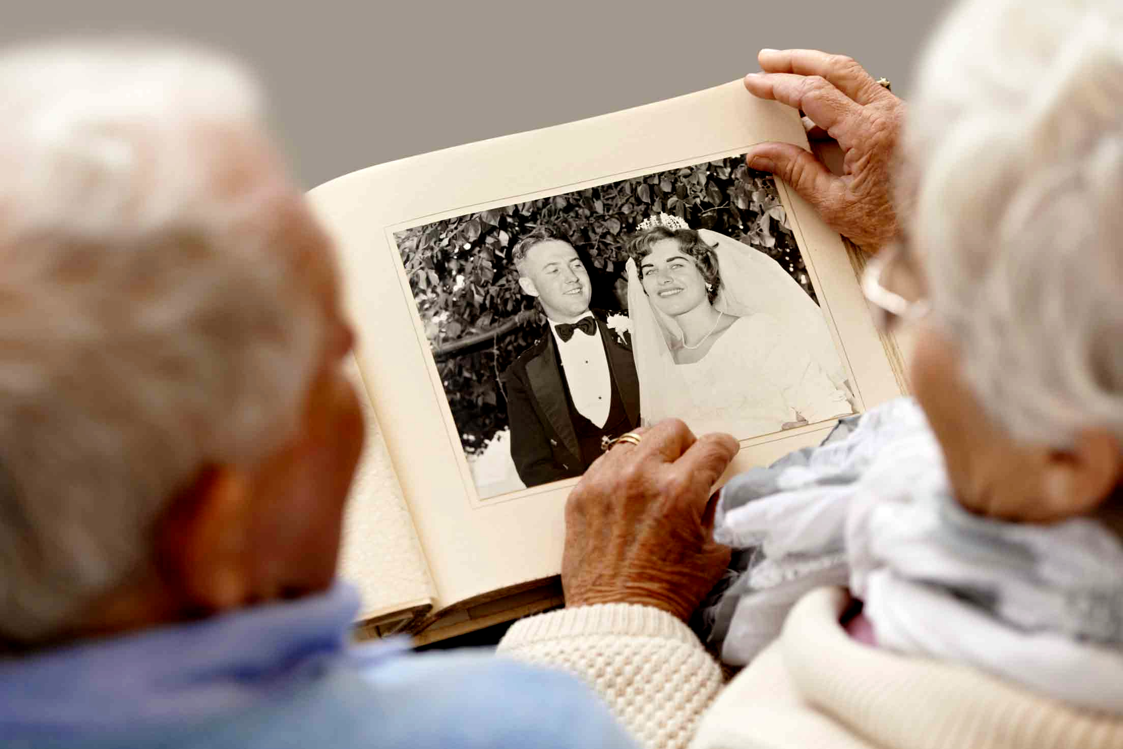 Деменция 90 лет. Человек с деменцией. Картинки людей с деменцией. Картины человека с Альцгеймером. Деменция интересные картинки.