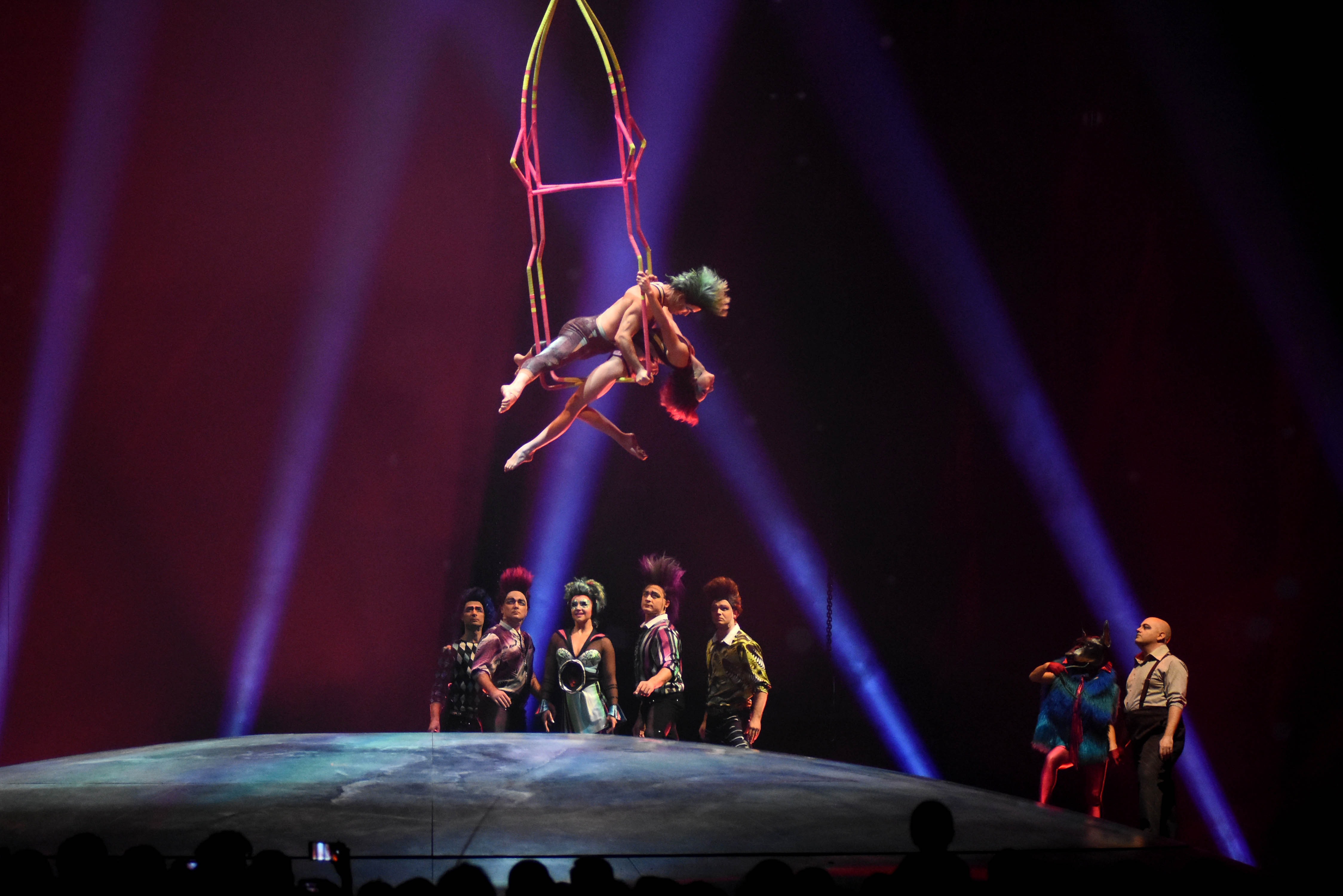 Vuelo y desafío aéreo de los artistas del Cirque du Soleil en Mar del Plata. Sobre el planeta Soda, observa el payaso Toto Castiñeiras. Foto: Mauricio Arduin | La Capital.