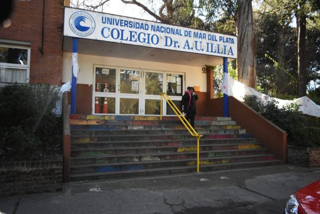 El Colegio Arturo Illia permanece sin clases desde hace un mes.