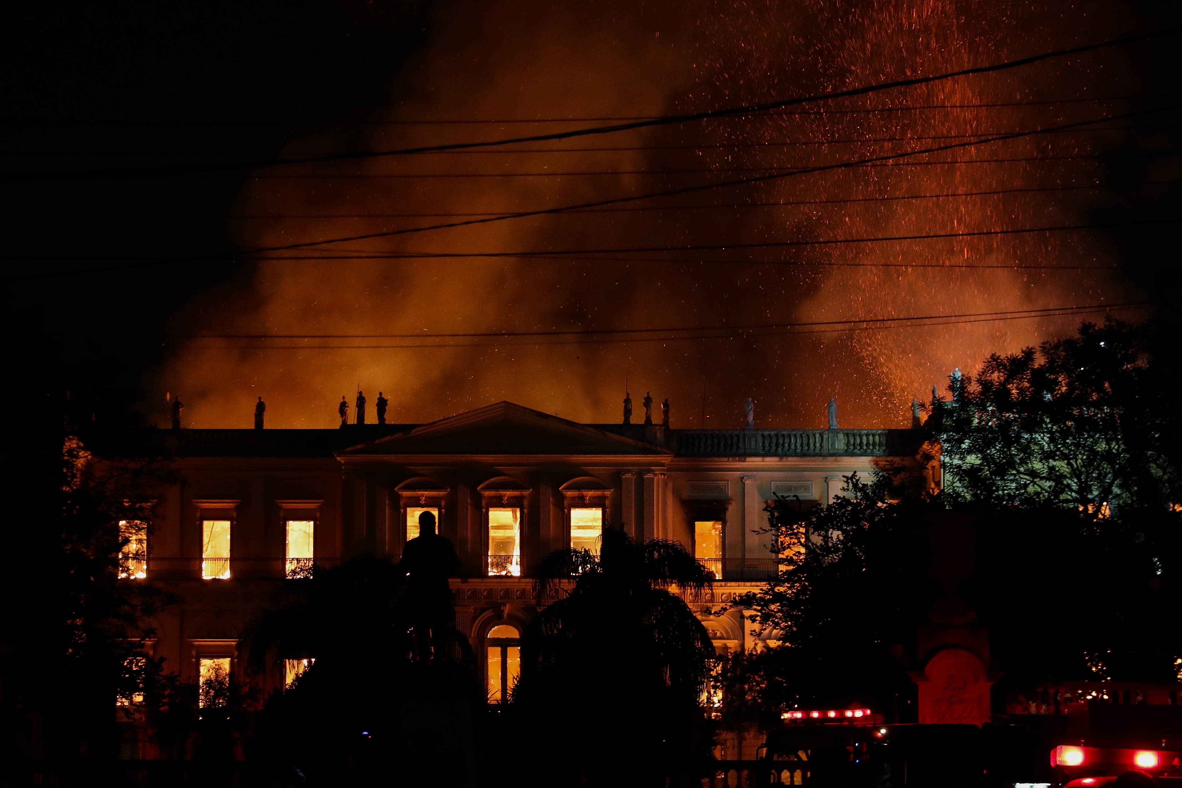 Vista general del Museo Nacional de Río de Janeiro mientras es consumido por las llamas. Foto: EFE | Marcelo Sayão.