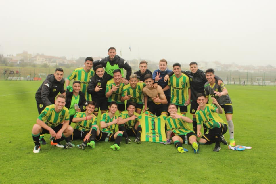 El equipo de la cuarta de Aldosivi posa para la foto tras ganarle a Lanús el duelo de líder. Foto Rocío Rodera (para club Aldosivi)