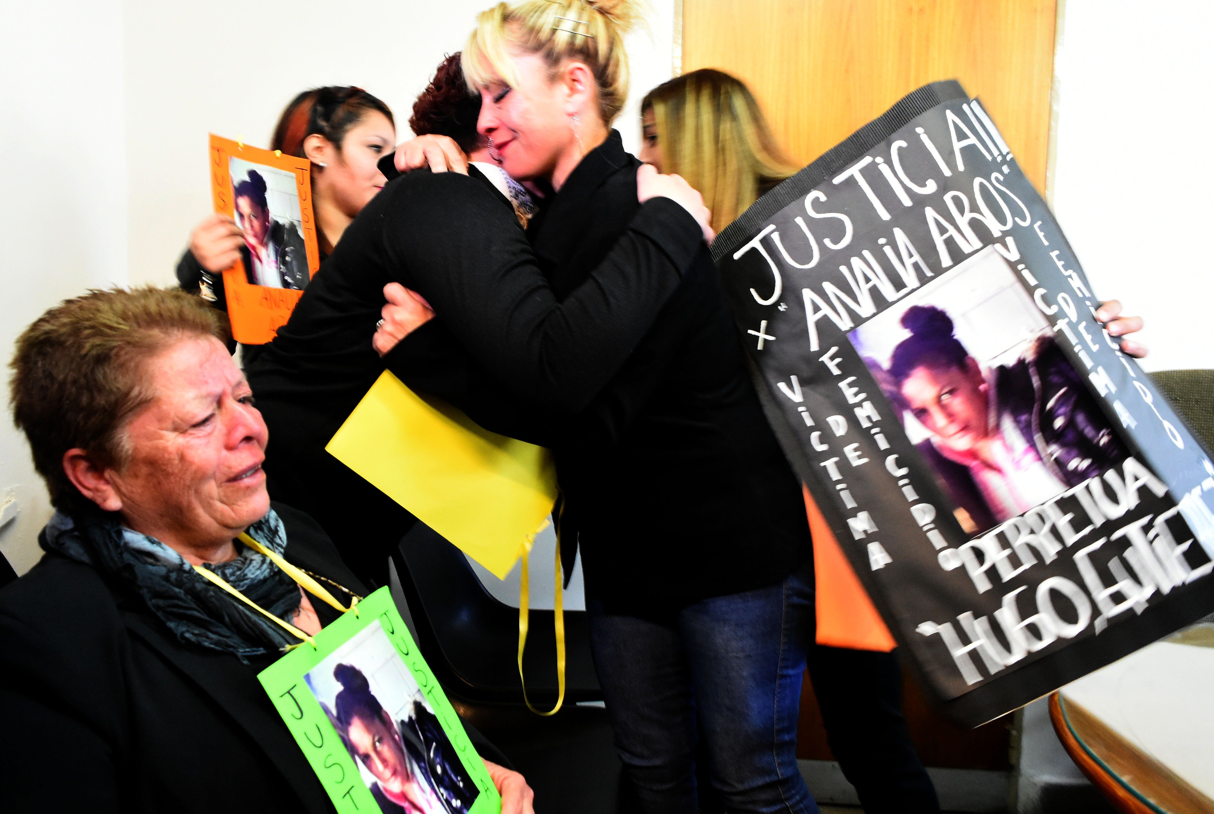 La emoción de los familiares de Aros al escuchar la sentencia. 