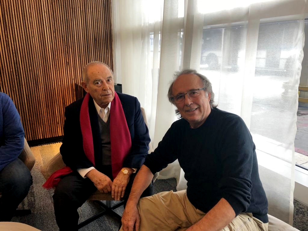 El cantautor Joan Manuel Serrat coincidió con el director de LA CAPITAL, Florencio Aldrey, en su traslado de Buenos Aires a Córdoba, donde se presentará esta noche.