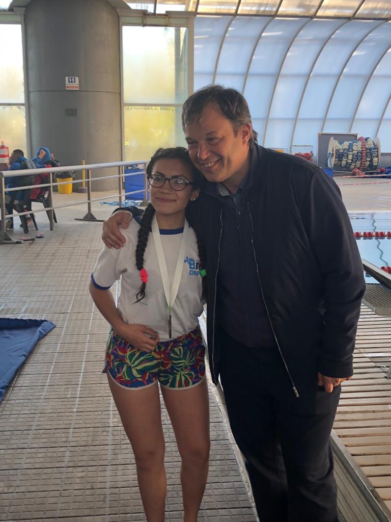 Cascallares con la nadadora Rocío Gómez, oro en 25 metros libres (discapacidad). 