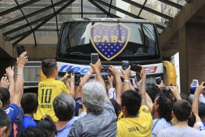 zzzznacd2NOTICIAS ARGENTINAS BAIRES, NOVIEMBRE 11: El micro con el plantel de Boca sale de la concentracion hacia la Bombonera donde esta tarde enfrentara a River por la final de la Copa Libertadores. Foto NA: JUAN VARGASzzzz