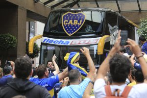 zzzznacd2NOTICIAS ARGENTINAS BAIRES, NOVIEMBRE 11: El micro con el plantel de Boca sale de la concentracion hacia la Bombonera donde esta tarde enfrentara a River por la final de la Copa Libertadores. Foto NA: JUAN VARGASzzzz