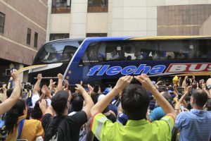 zzzznacd2NOTICIAS ARGENTINAS BAIRES, NOVIEMBRE 11: El micro con el plantel de Boca sale de la concentracion hacia la Bombonera donde esta tarde enfrentara a River por la final de la Copa Libertadores. Foto NA: JUAN VARGASzzzz