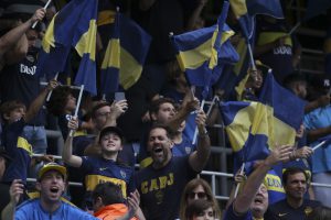 zzzznacd2NOTICIAS ARGENTINAS BAIRES, NOVIEMBRE 11: Simpatizantes de Boca alientan desde la tribuna antes del comienzo del partido frente a River. Foto NA. DAMIAN DOPACIOzzzz