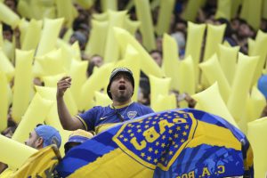 zzzznacd2NOTICIAS ARGENTINAS BAIRES, NOVIEMBRE 11: Simpatizantes de Boca alientan desde la tribuna antes del comienzo del partido frente a River. Foto NA. DAMIAN DOPACIOzzzz