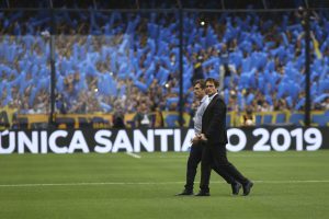 zzzznacd2NOTICIAS ARGENTINAS BAIRES, NOVIEMBRE 11: El director tecnico de Boca, Guillermo Barros Schelotto cruza el campo de juego de la Bombonera antes del inicio del partido frente a River. Foto NA: DAMIAN DOPACIOzzzz