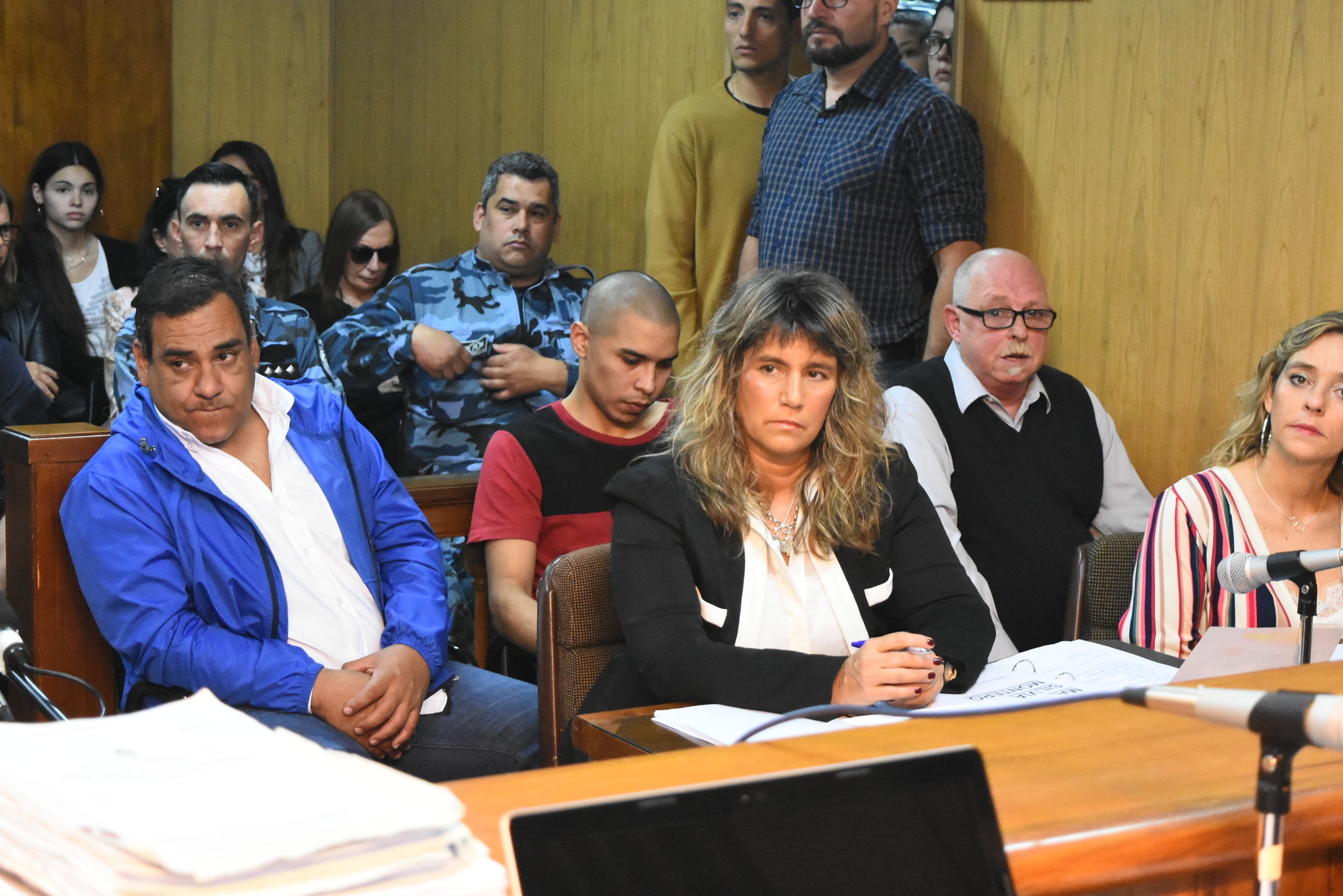 Los tres imputados en el juicio de Lucía Pérez detrás de la defensora oficial.