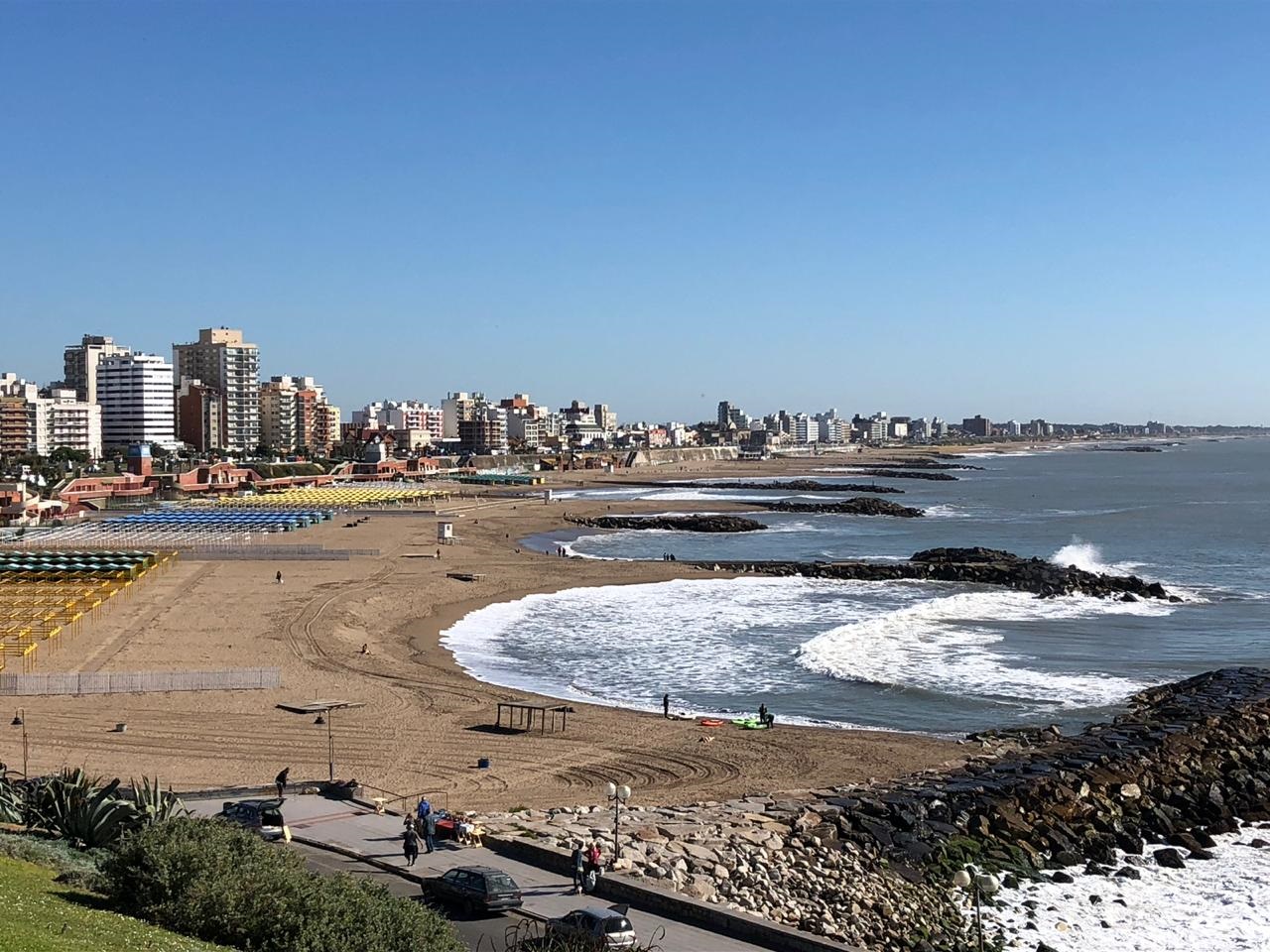 La playa y el mar, una postal de la ciudad.