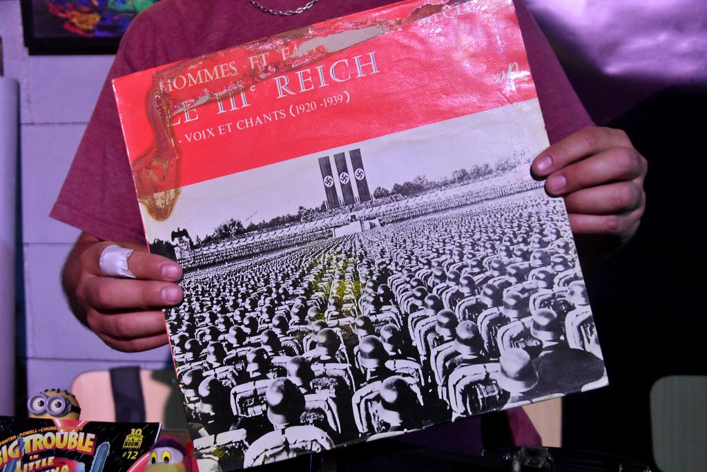 Entre los vinilos en venta, LA CAPITAL encontró uno con marchas nazis. 