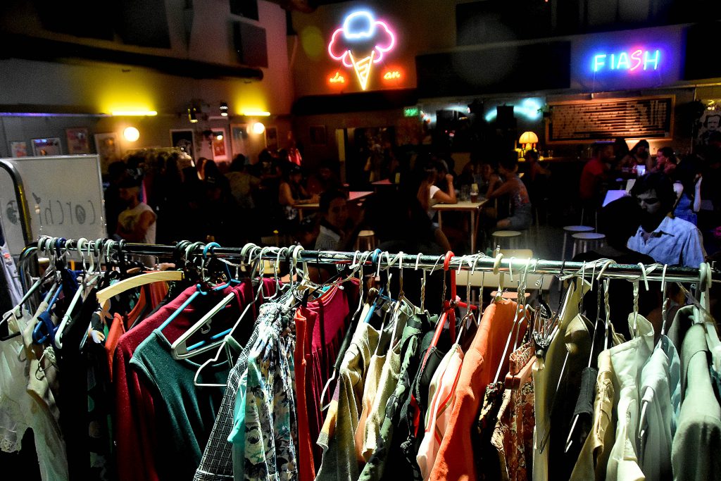 Ropa de estilo vintage es lo que sobra y se pueden conseguir prendas desde 100 pesos. 