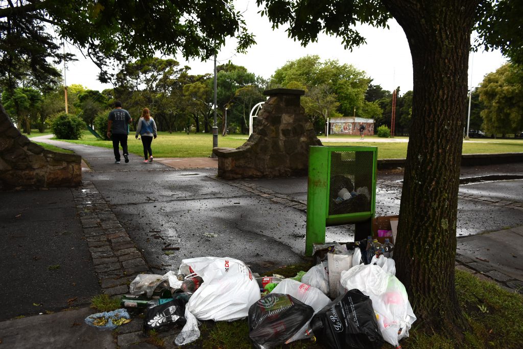 Cartones y botellas vacías en el Primavesi. 