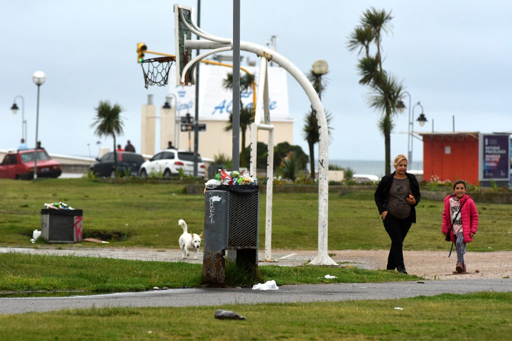 Tarros de residuos desbordados en la Plaza España.