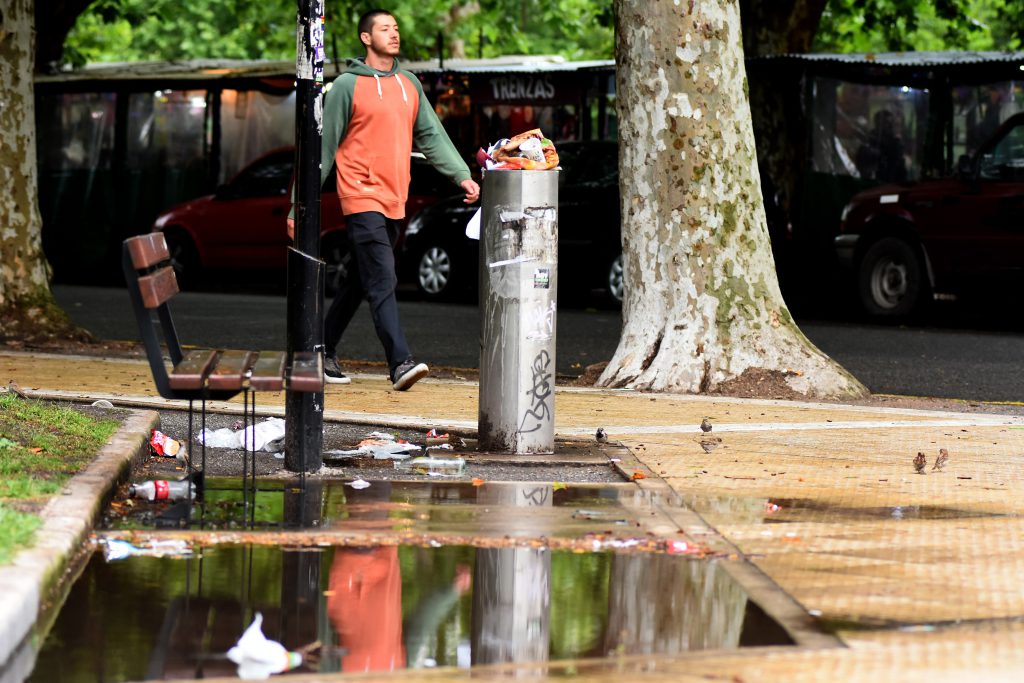 A metros de la Municipalidad, la mugre invade distintos sectores de la plaza San Martín. 