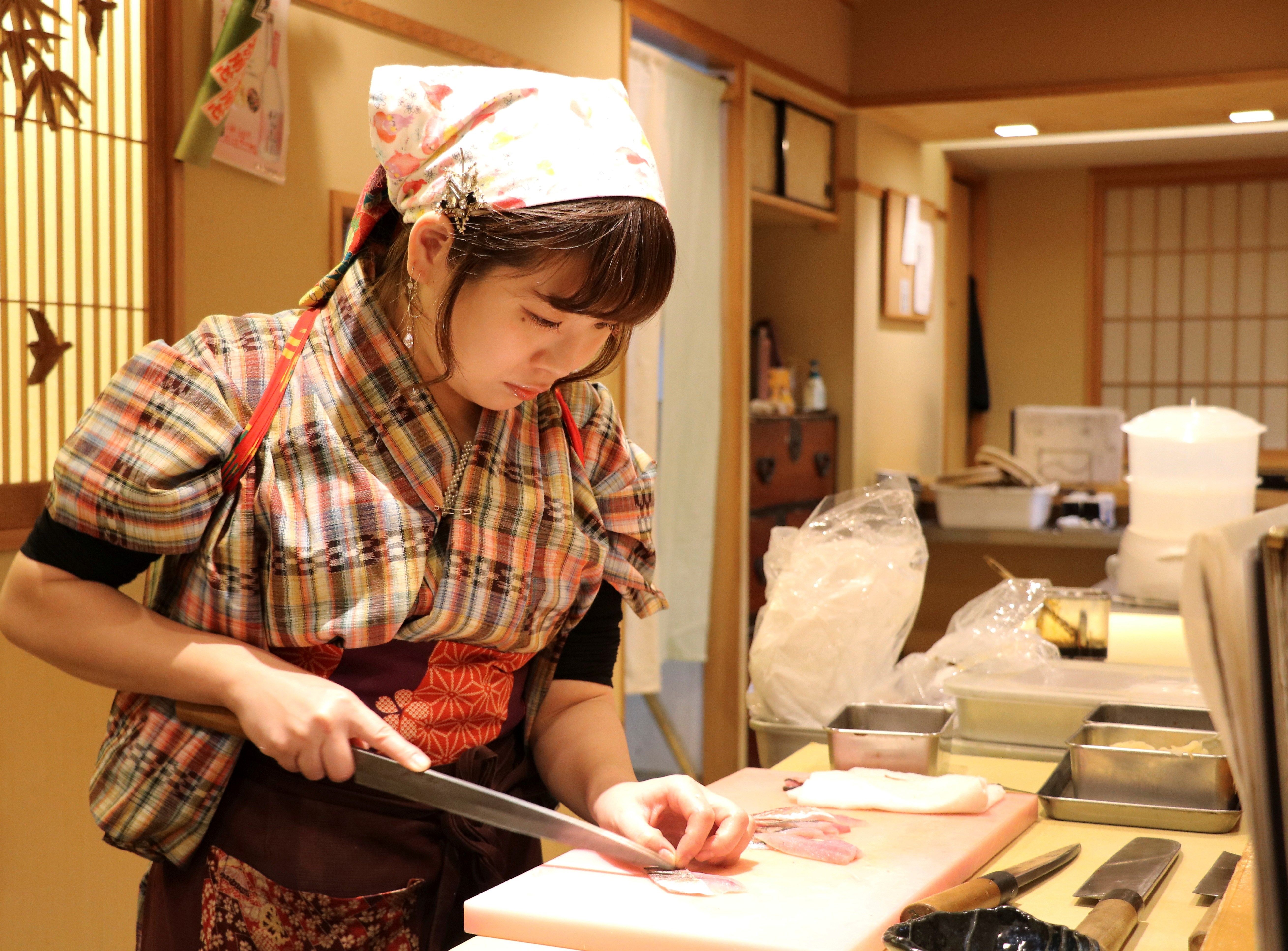 Yoshiaki "Yuki" Chizui, gerente y vicepresidenta de Nadeshiko Sushi, prepara el pescado para el servicio de noche en el local del barrio de Akihabara, en Tokio. Foto: EFE.