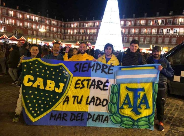Fernando Castro, presidente de la Peña Marplatense Roberto Mouzo, y otros hinchas de Boca con bandera de nuestra ciudad en Madrid. 