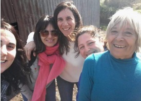 De izq. a derecha: Elisa Erbetta (becaria Conicet), Liliana Iriarte (docente UNMdP). Mercedes Echarte (Investigadora INTA-Conicet), María Besuvio (vecina de Los Pinos, tesorera de la cooperativa) y María del Carmen Rosso (vecina, síndica de la cooperativa)