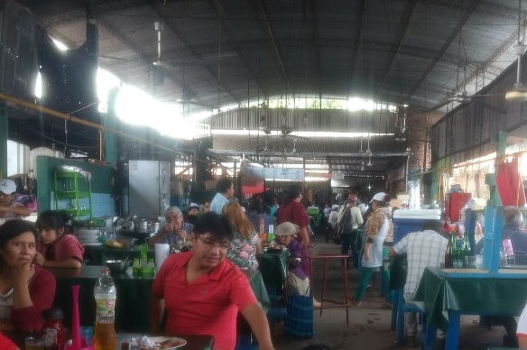 El patio de comidas en el Mercado Central. En un puesto próximo trabajaba la mujer. 