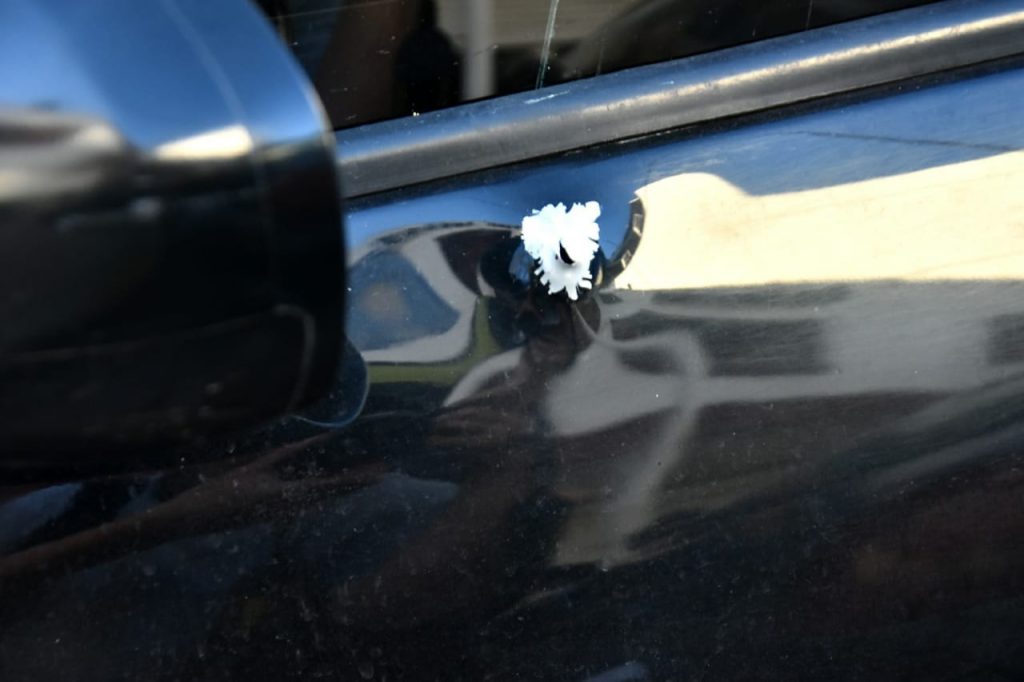 Impacto de bala en la puerta del conductor del Peugeot 398.