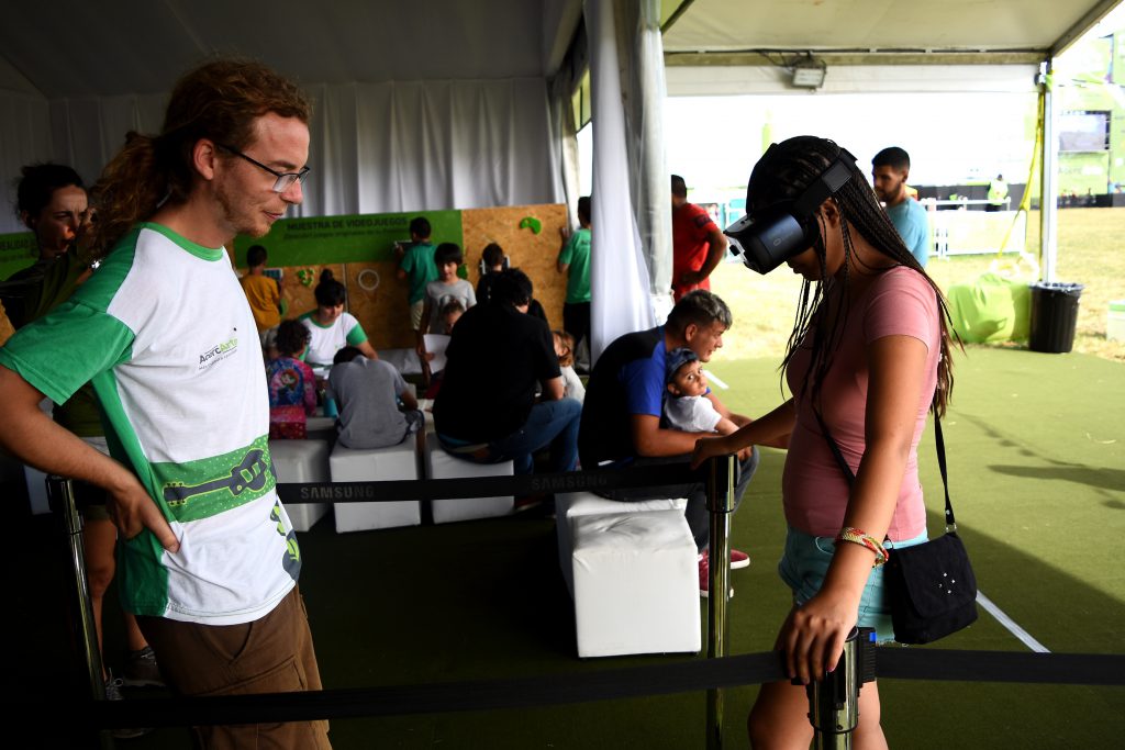 El stand de realidad virtual es uno de los más visitados por los adolescentes.