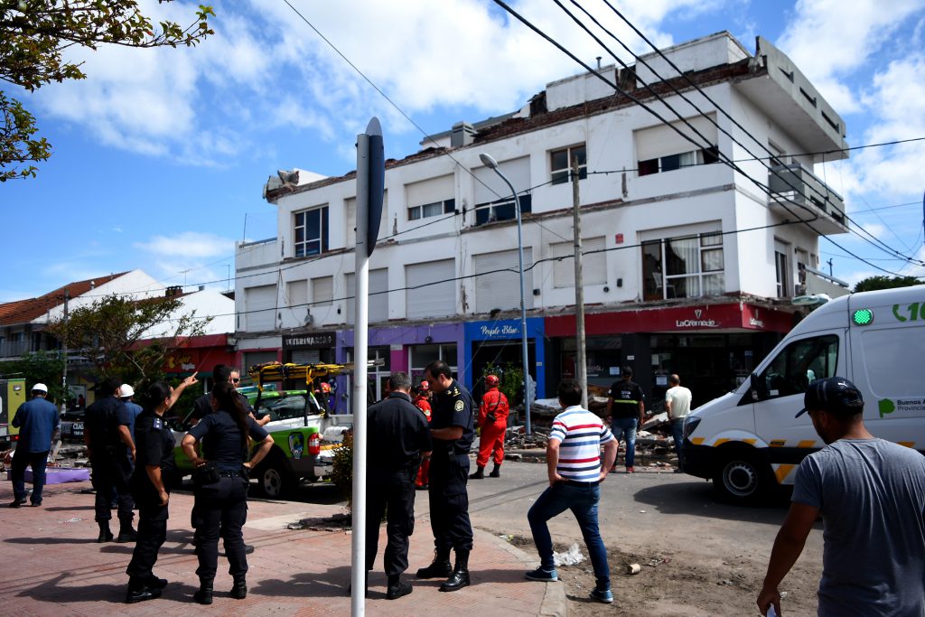 El trágico derrumbe en un edificio de Punta Mogotes provocó que la lupa se posara sobre los controles de la Municipalidad. 