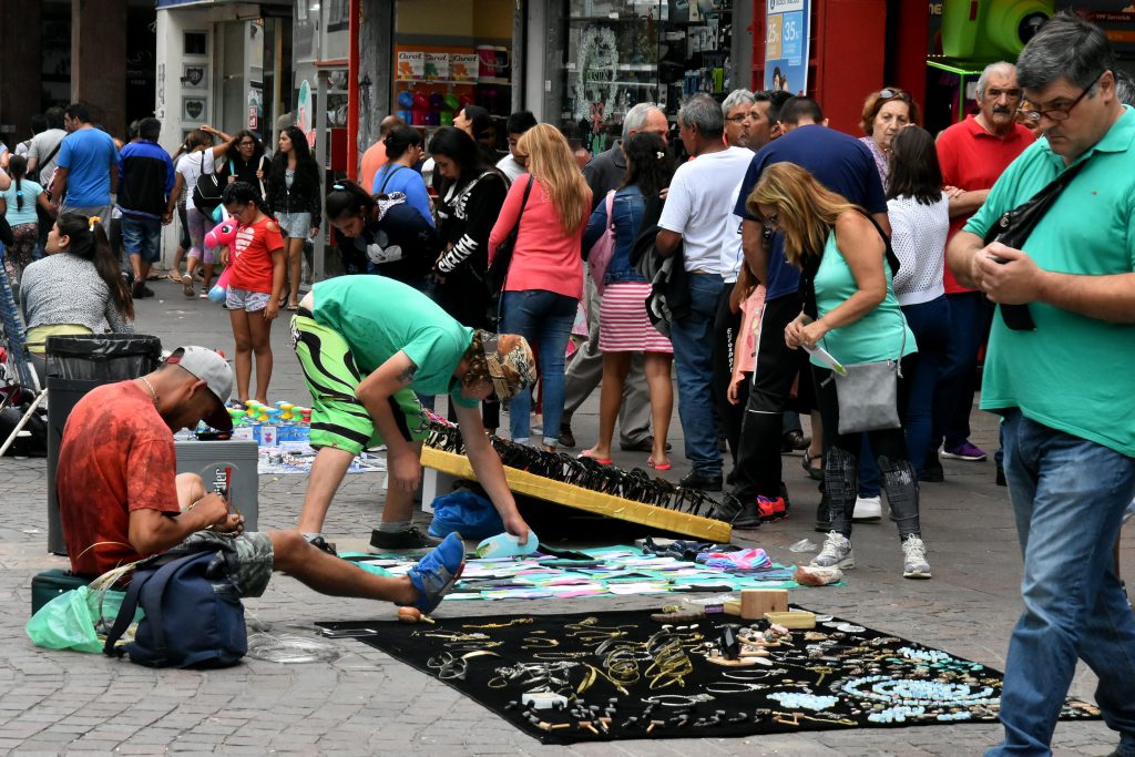 Vendedores callejeros despliegan sus productos en cualquier espacio vacío de la vía pública. 