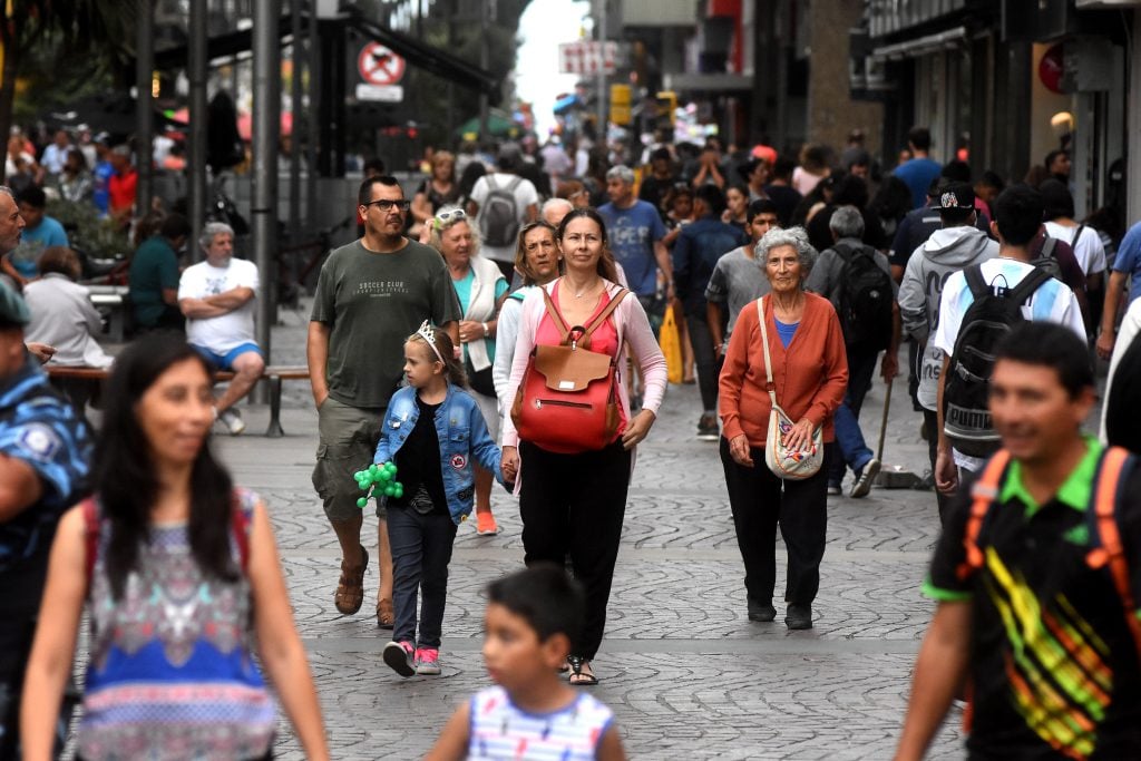 Después de la playa, muchos optaron por el tradicional paseo por la Peatonal.