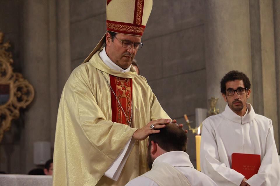 Foto archivo: el obispo Mestre consagrando a Gonzalo Domenech como sacerdote.