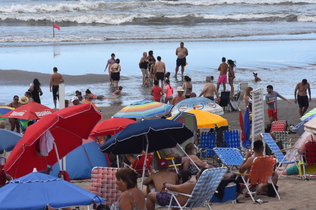 Las playas se llenaron de turistas y marplatenses, este domingo. 