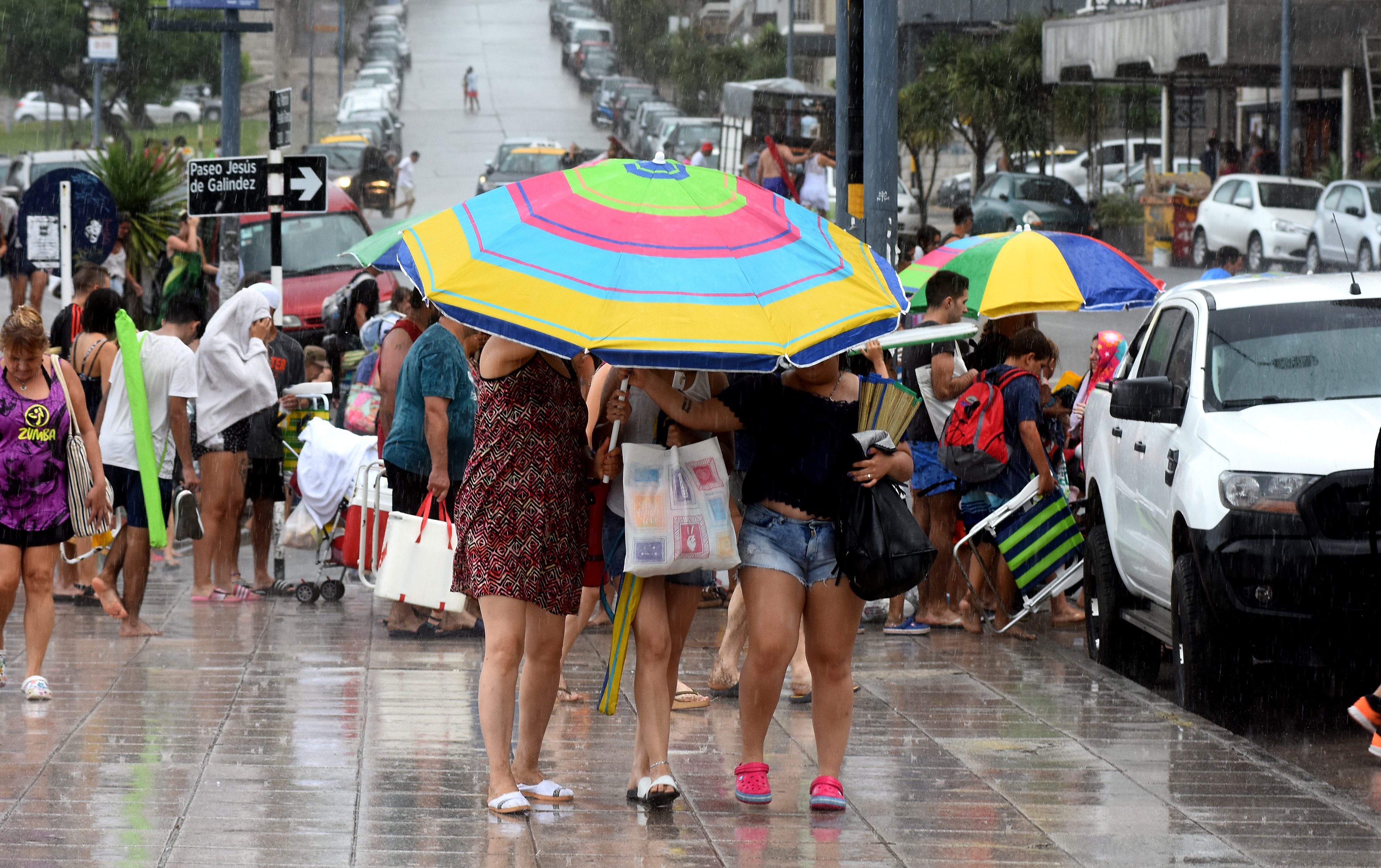 Por efecto de la lluvia, a la salida de la playa muchos debieron reconvertir la sombrilla en paraguas.
