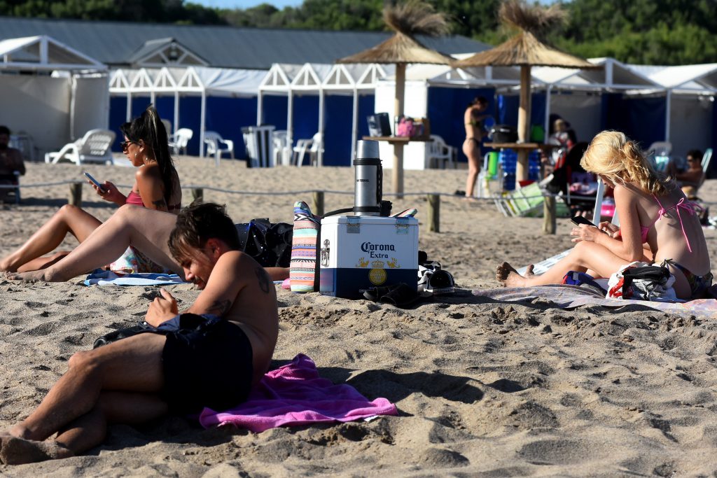 Conservadoras para mantener las bebidas frías y celulares, los accesorios que este verano no pueden faltar ni en la playa. 