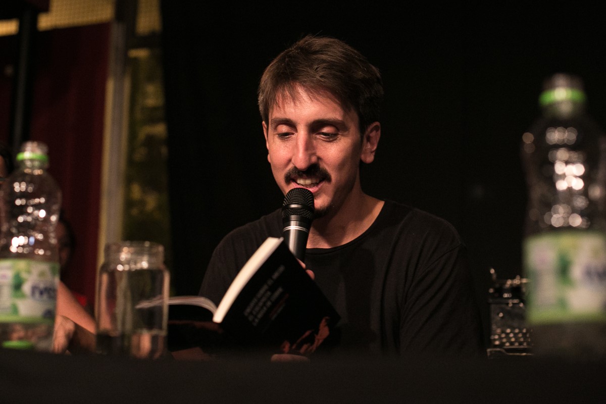 Federico Polleri lee pasajes de su libro durante la presentación en América Libre.