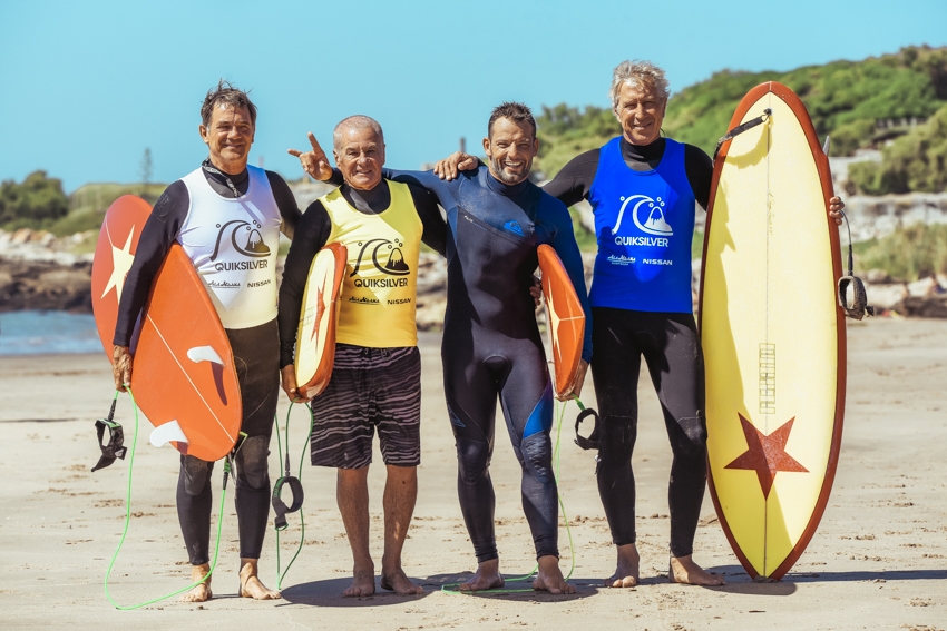 Huici (62 años), Errecaborde (72) y Eyras (62) se divierten con Martín Passeri (43), líder de la camada que lo siguió y ayudó a profesionalizar el surf argentino.